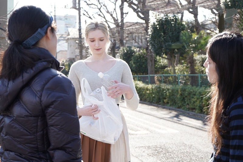 Chồng hay vắng nhà, cô vợ tây vụng trộm cùng cậu sinh viên hàng xóm